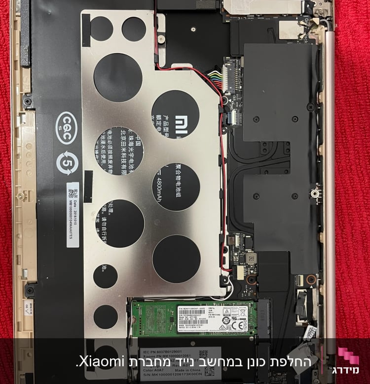 פנים מחשב נייד עם רכיבים אלקטרוניים גלויים